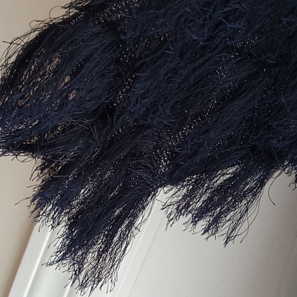 ⭐️ Host Pick ⭐️ Maple & Cliff | Unique Navy Faux Feather Top - Picture 11 of 12